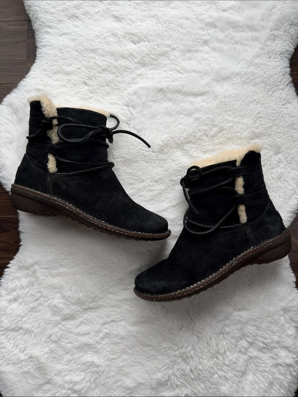 UGG Caspia Shearling Winter Ankle Boot Black Suede S/N 3335 size 9